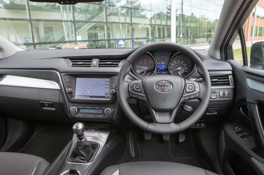  Toyota Avensis 2015 года  (UK) (фото 21 из 27)